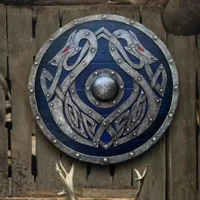 Vikingasköld i trä med två sammanflätade drakar på blå botten