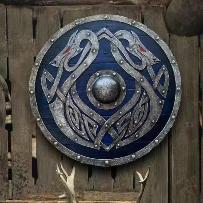 Vikingasköld i trä med två sammanflätade drakar på blå botten